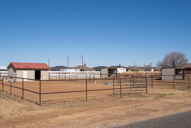 view of yard featuring an outdoor structure