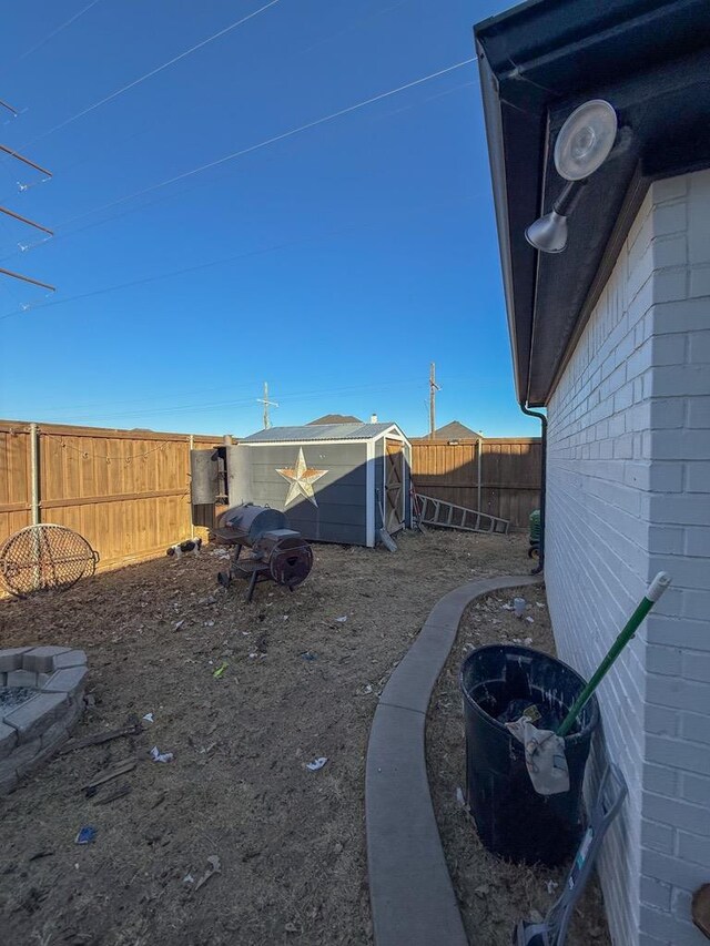 view of yard featuring a fire pit