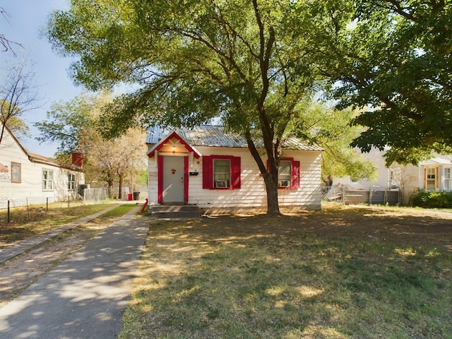 view of front facade with a front yard and fence