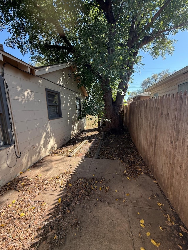 view of yard featuring a patio area