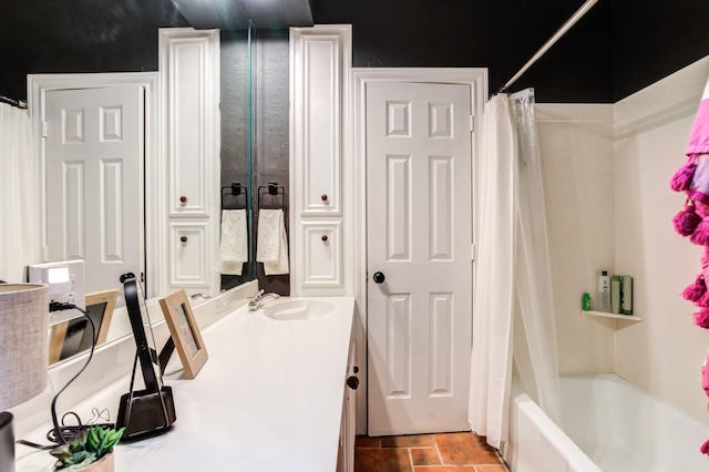 bathroom featuring vanity and shower / bath combo