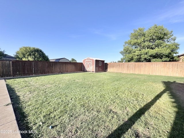 914 W Lee St, Floydada, TX 79235 - fenced backyard featuring a storage shed