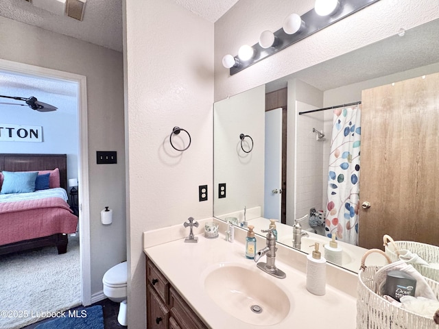914 W Lee St, Floydada, TX 79235 - ensuite bathroom with vanity, a shower with curtain, and a textured ceiling
