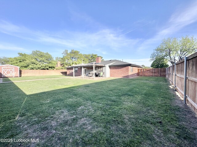 914 W Lee St, Floydada, TX 79235 - fenced backyard featuring a shed