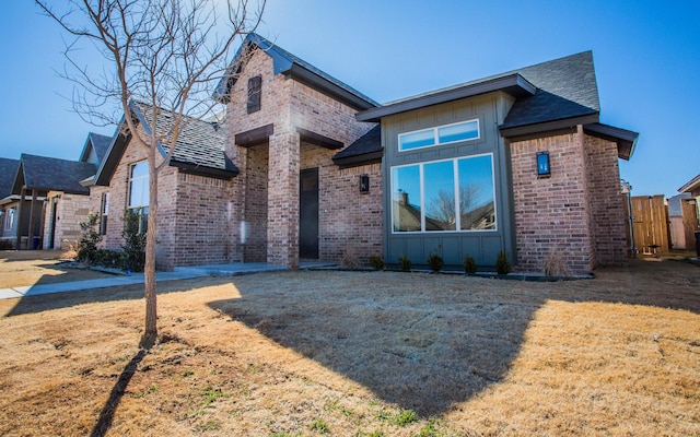 view of front of house featuring a front lawn