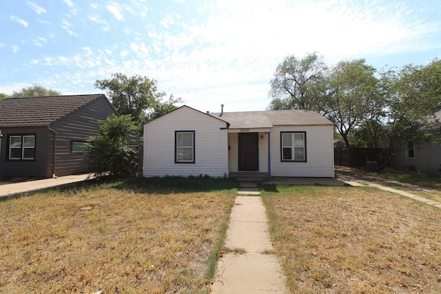 view of front facade with a front yard