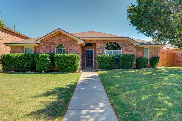 ranch-style home featuring a front lawn