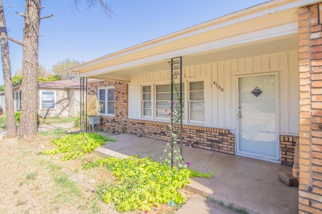 property entrance featuring a porch