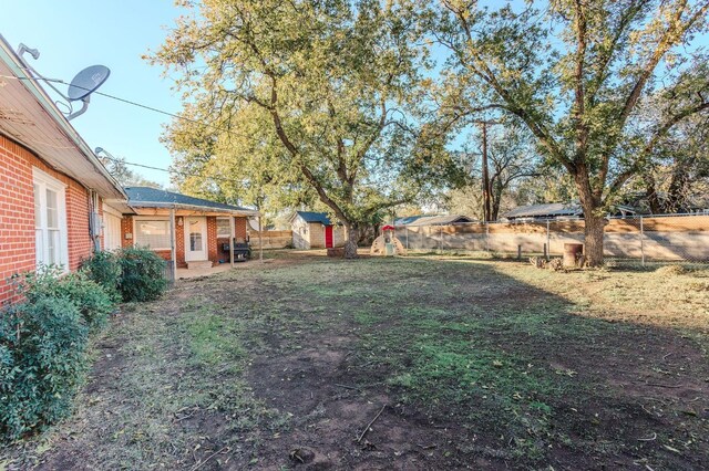 view of yard featuring a storage shed