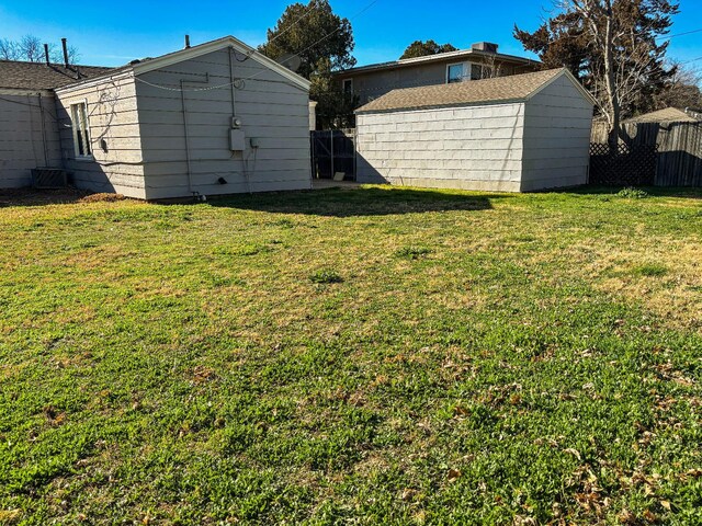 view of yard featuring a storage shed