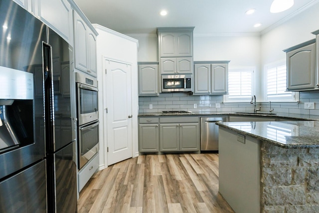 208 Berkshire Ave, Wolfforth, TX 79382 - kitchen featuring a sink, appliances with stainless steel finishes, gray cabinets, and light wood-style flooring