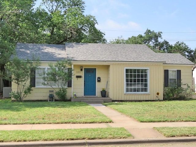 view of front of property featuring a front yard