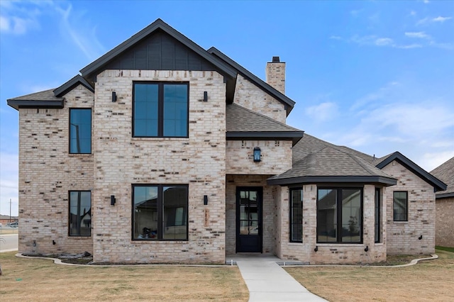 view of front of property featuring a front lawn