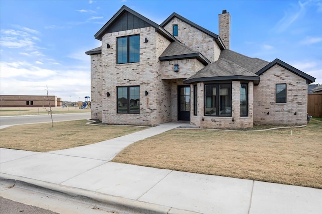 view of front of property featuring a front yard