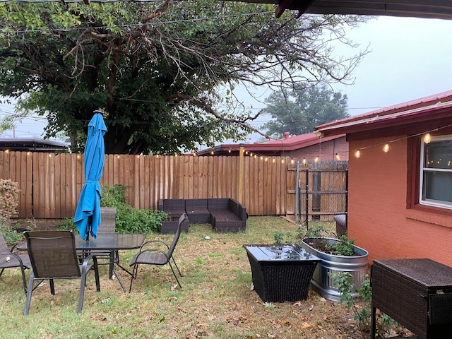 view of yard featuring an outdoor living space