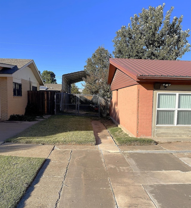 view of yard featuring a patio area