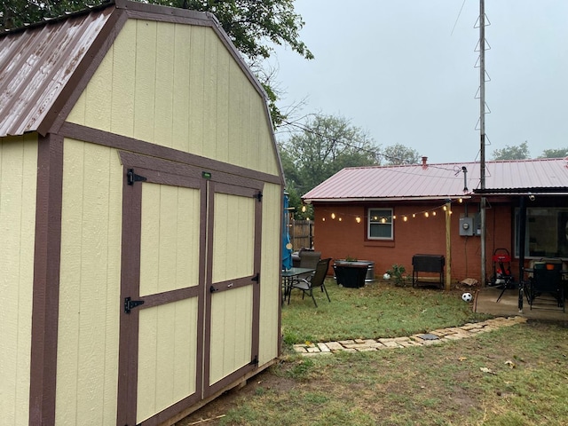 view of yard featuring a carport