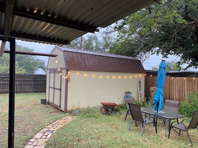 view of yard with a storage shed
