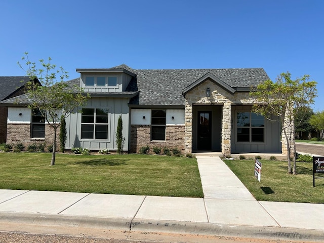 view of front of home featuring a front lawn