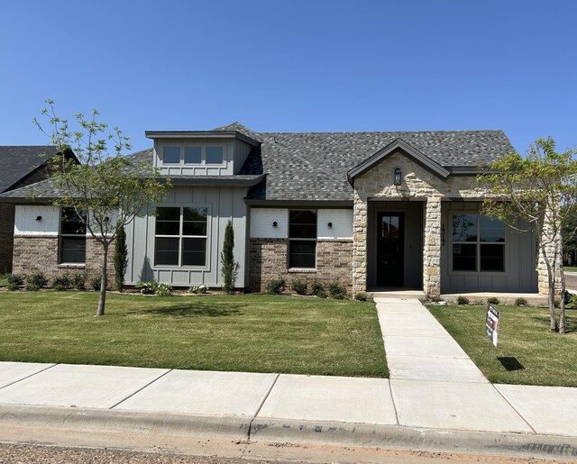 view of front of property with a front yard