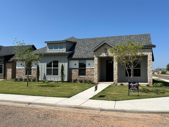 view of front of property featuring a front lawn