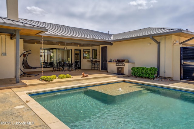 11604 Uxbridge Ave, Lubbock, TX 79424 - outdoor pool with an outdoor kitchen and a patio area