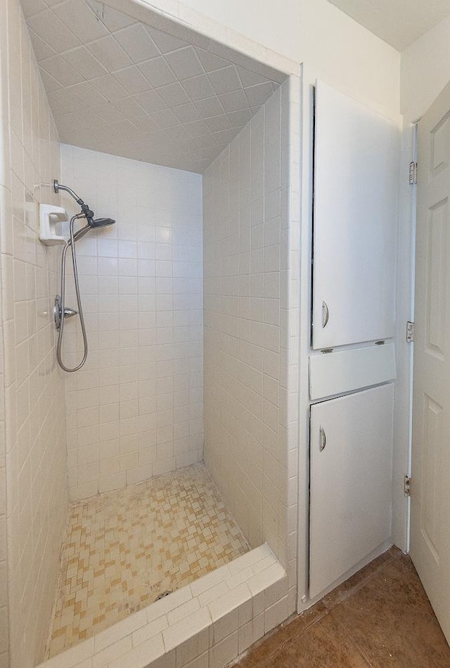 bathroom featuring tiled shower