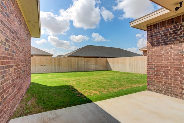 view of yard featuring a patio area