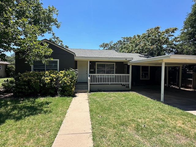 view of front of house featuring a porch, a carport, and a front yard