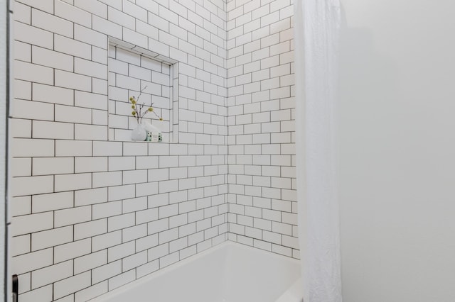 bathroom with shower / bath combo