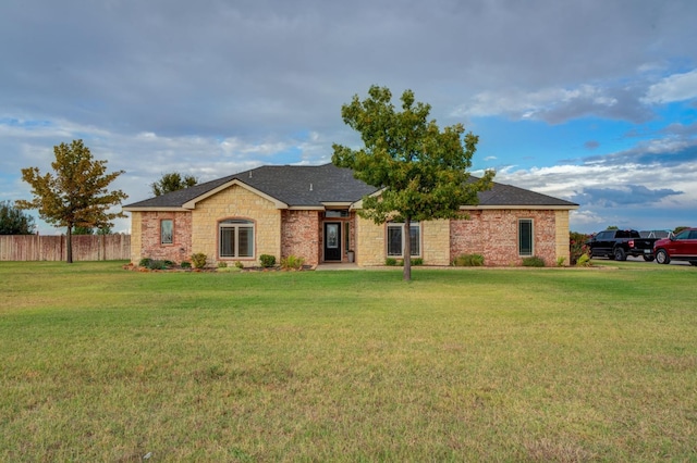 ranch-style house featuring a front yard