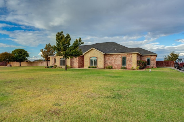 ranch-style home featuring a front lawn