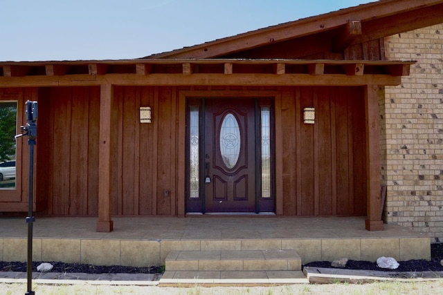 entrance to property featuring covered porch