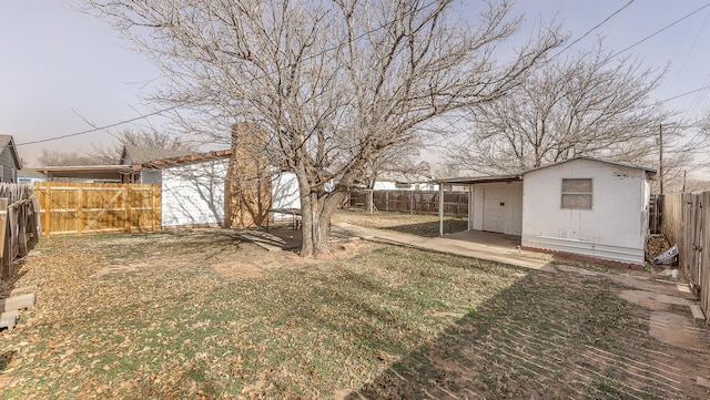 view of yard featuring an outbuilding