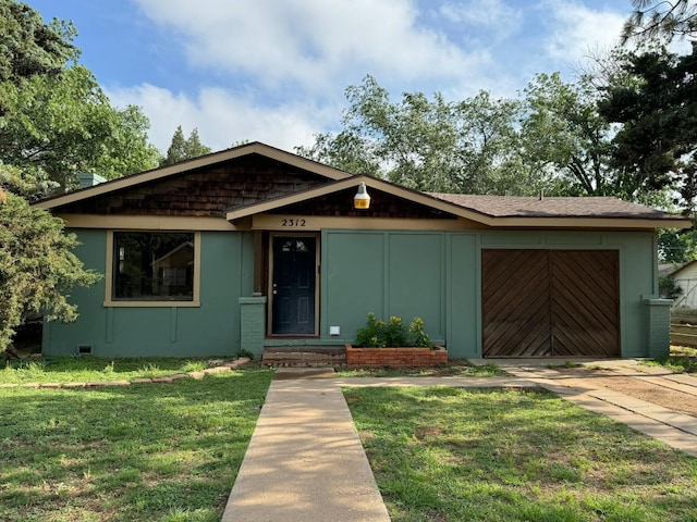 view of front of home featuring a front lawn