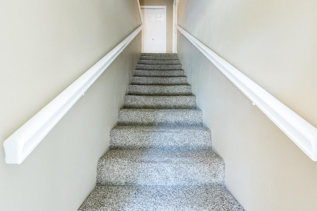 9613 Vicksburg Ave, Lubbock, TX 79424 - view of staircase