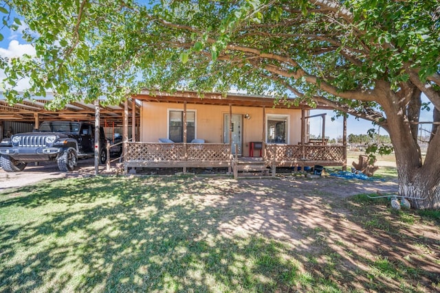 view of front of house with a carport and a front yard