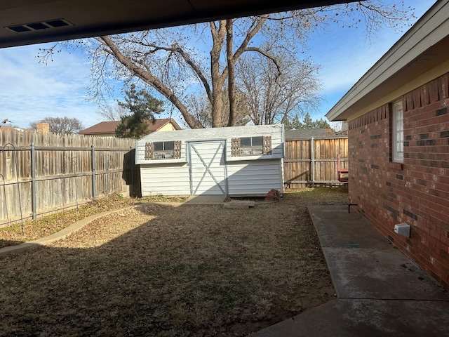 view of yard featuring a storage unit