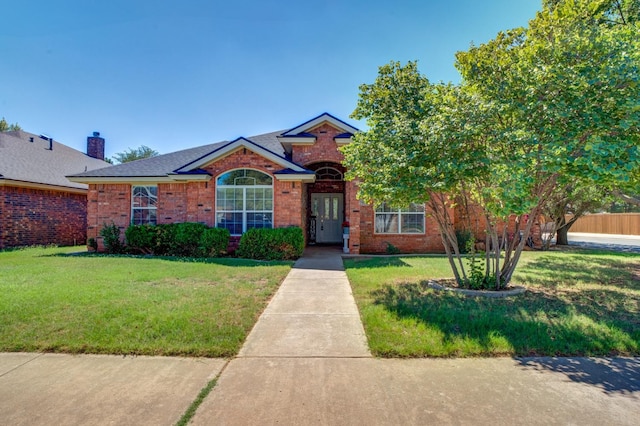 view of front of home featuring a front yard