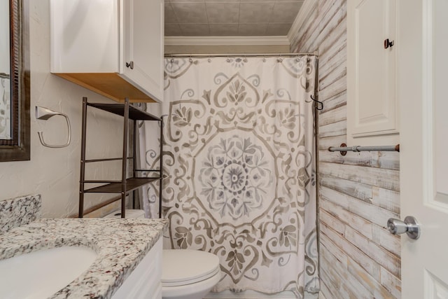 full bath with ornamental molding, a shower with curtain, toilet, and vanity