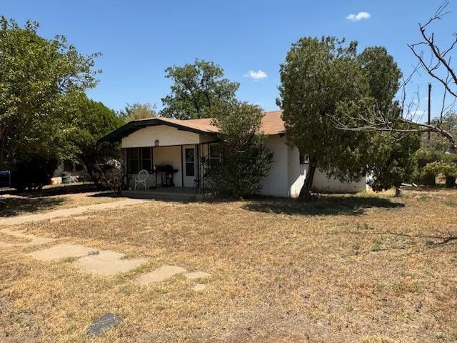 view of front of property with a front yard and a patio