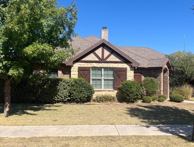 view of front of home with a front lawn