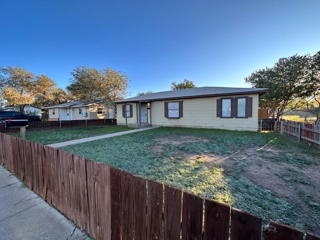 view of front of house featuring a front yard