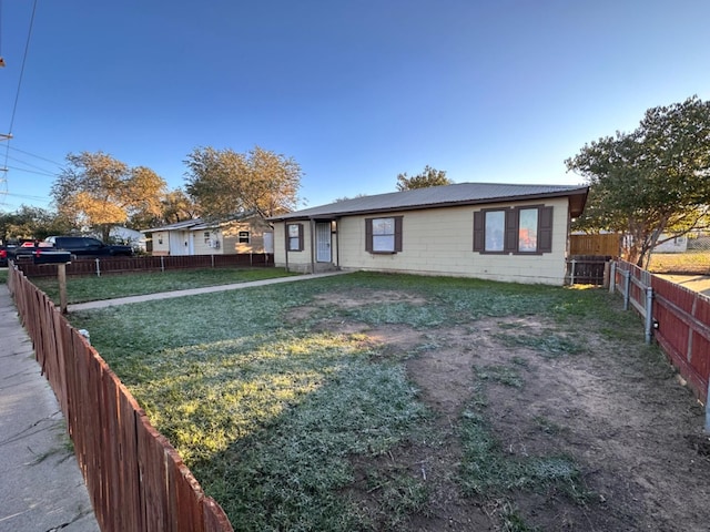 view of front of home featuring a front lawn