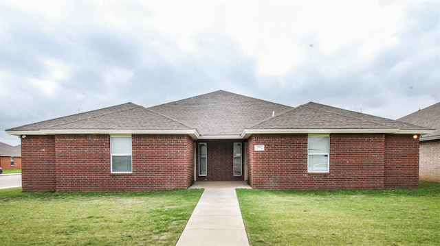 single story home with a front lawn