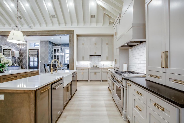 4821 119th Pl, Lubbock, TX 79424 - kitchen with stainless steel appliances, premium range hood, a kitchen island with sink, backsplash, and a sink