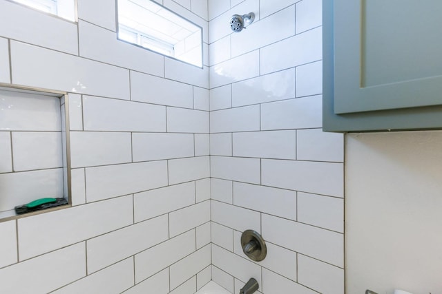 bathroom featuring tiled shower / bath combo