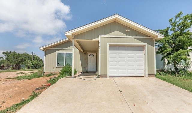 view of front facade featuring a garage