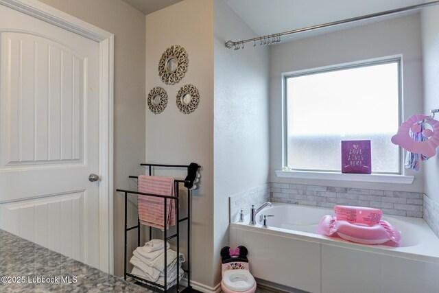 10423 Winfield Ave, Lubbock, TX 79424 - full bath with a garden tub