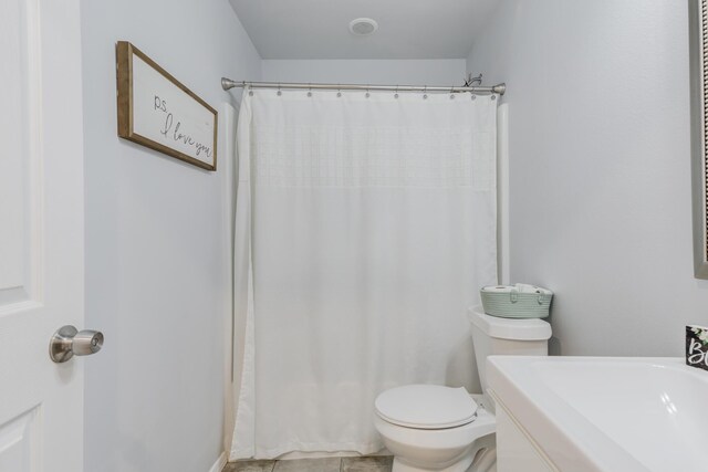 8413 10th Pl, Lubbock, TX 79416 - full bath featuring toilet and curtained shower